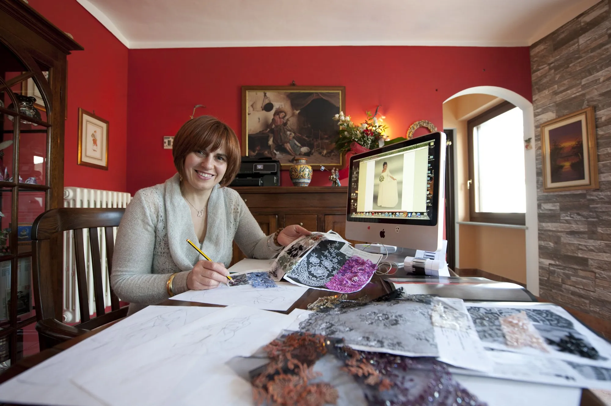 Francesca Surace, fondatrice di Sartoria Surace, al lavoro sui bozzetti